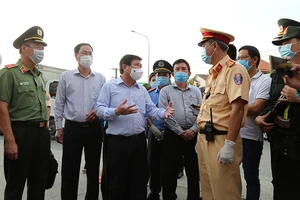 Chủ tịch TP.HCM kiểm tra chốt kiểm soát COVID-19 ở cửa ngõ 