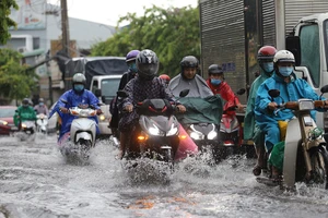 Mưa lớn, nhiều tuyến đường ở TP Thủ Đức lại ngập