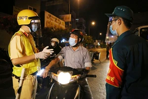 Nhiều người quay xe khi 10 chốt kiểm dịch ở Gò Vấp hoạt động 