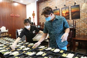 Nấu cơm 'chuẩn nhà hàng' gửi tặng lực lượng chống dịch ở Gò Vấp