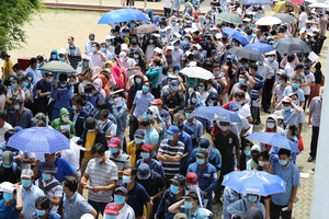 Dòng người đổ về nhà thi đấu Phú Thọ để tiêm vaccine COVID-19