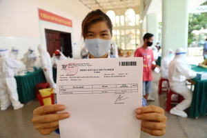 Người dân TP Thủ Đức xếp hàng chờ xét nghiệm COVID-19 để lưu thông các tỉnh