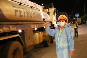 Cận cảnh hoạt động của CSGT tại chốt kiểm soát dịch COVID ở cửa ngõ TP.HCM