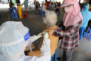Người cao tuổi ở TP.HCM xúc động khi được tiêm vaccine phòng COVID-19