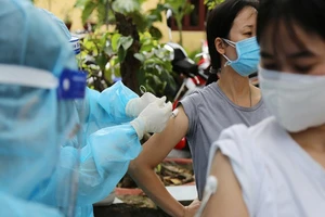 Người dân khu phong tỏa ở TP Thủ Đức mừng rỡ được tiêm vaccine phòng COVID