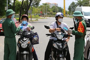 Chùm ảnh: Bộ đội tham gia kiểm soát tại các chốt ngày đầu siết chặt giãn cách