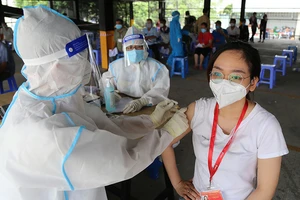 Chùm ảnh: Người dân TP.HCM đi tiêm vaccine mũi 2