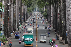 Đường phố TP.HCM đông đúc khi hàng ngàn shipper hoạt động trở lại