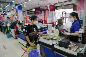 Chùm ảnh: Người dân TP.HCM hào hứng đi siêu thị bằng thẻ xanh COVID-19