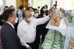 Chùm ảnh: Chủ tịch nước Nguyễn Xuân Phúc thăm, làm việc ở Củ Chi, Hóc Môn