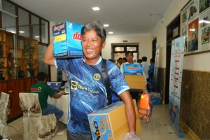 Cùng ngư dân thắp sáng đèn trên biển: Những món quà thiết thực, ý nghĩa 