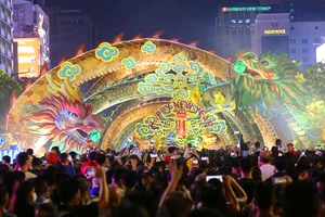  Chính thức khai mạc đường hoa Nguyễn Huệ Tết Giáp Thìn 2024 