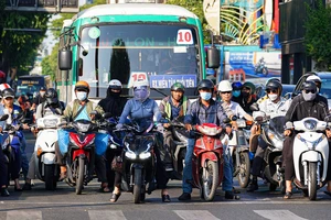 Người dân TP.HCM vật vã dưới nắng nóng như thiêu như đốt