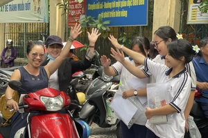 Chùm ảnh: Cha mẹ đội nắng, dầm mưa cùng con 'vượt vũ môn'