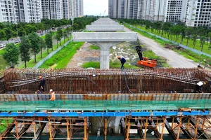 Ngắm những trụ cầu vành đai 3 băng qua loạt cao ốc ở TP Thủ Đức