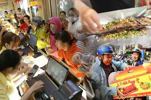 Đông nghẹt người tìm mua vàng, cá lóc nướng, heo quay ngày vía Thần Tài ở TP.HCM