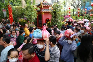 Hàng trăm người đội nắng, xếp hàng dài chờ làm lễ chuyển vận ở TP.HCM