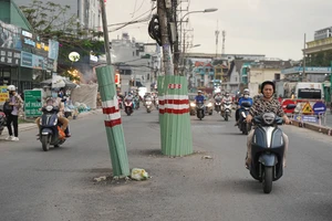 Lái xe luồn lách qua 'ma trận' chướng ngại vật giữa đường ở TP.HCM