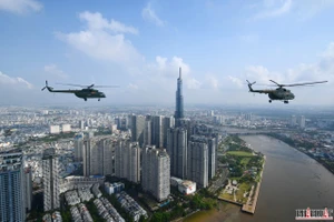 Từ khoang lái trực thăng nhìn không quân tập luyện trên bầu trời TP.HCM