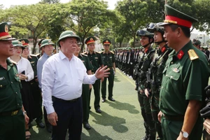 Ông Nguyễn Trọng Nghĩa thăm, tặng quà các khối tham gia diễu binh 30-4 tại TP.HCM