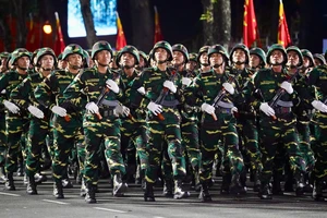 Hình ảnh quân đội Campuchia và Lào tổng hợp luyện diễu binh 30-4 trên đường Lê Duẩn