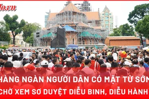 Video: Biển người đổ về trung tâm TP.HCM chờ xem sơ duyệt diễu binh 30-4