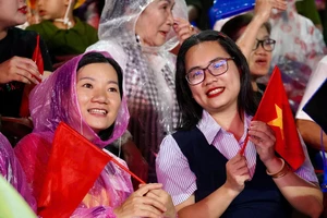 Xúc động hình ảnh người dân đội mưa chờ xem sơ duyệt diễu binh 30-4 