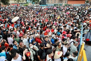 Hàng ngàn người đổ về trung tâm TP.HCM xem sơ duyệt diễu binh lễ 30-4