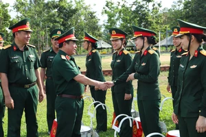 Thiếu tướng Nguyễn Bá Lực thăm, tặng quà các khối diễu binh 30-4 tại Quân đoàn 34