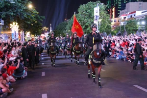 Xem kỵ binh trình diễn trên phố đi bộ Nguyễn Huệ chào mừng đại lễ 30-4