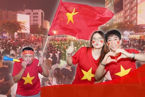 Biển người đổ về phố đi bộ Nguyễn Huệ 'tiếp lửa' cho đội tuyển U-23 Việt Nam 