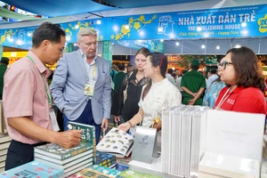 TP.HCM: Đường sách Tết Bính Ngọ đạt gần 5 tỉ đồng sau 5 ngày hoạt động