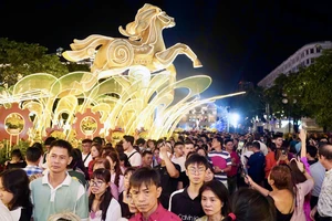 Hàng nghìn người đổ về đường hoa Nguyễn Huệ trong đêm khai mạc 