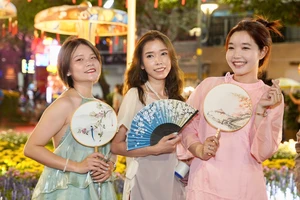 Người dân đổ về trung tâm TP.HCM chờ khoảnh khắc giao thừa