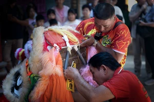 Ảnh dự thi 'TP.HCM - Sắc màu mới': Đặc sắc nghi thức ‘Khai quang điểm nhãn’ lân - rồng dịp đầu năm 