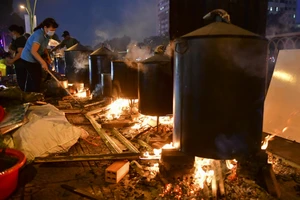 Nồi bánh Tết nghĩa tình đỏ lửa suốt đêm bên dòng kênh Nhiêu Lộc 