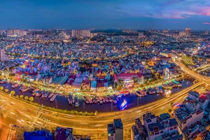 Ngắm toàn cảnh TP.HCM rực rỡ đón xuân qua ảnh dự thi 'TP.HCM - Sắc màu mới' 