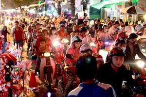 Đông nghẹt người xuống phố chơi Noel sớm
