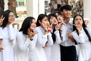 Ngắm nữ sinh duyên dáng trong lễ vinh danh thầy cô