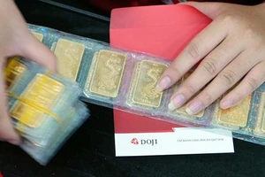 Chỉ một đêm, vàng bốc hơi 500.000 đồng/lượng