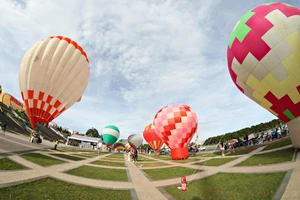 Bầu trời Đà Lạt rực rỡ sắc màu ngày hội khinh khí cầu 