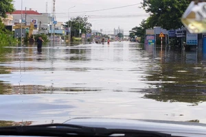 Lâm Đồng: Quốc lộ 1A ngập sâu, giao thông ách tắc