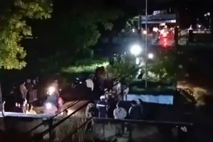 Lâm Đồng: Vỡ hồ chứa, lũ cuồn cuộn về trong đêm, 3 người bị cuốn trôi