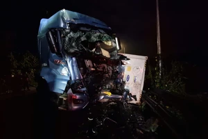 Phá cabin cứu tài xế mắc kẹt sau tai nạn trên đèo Bảo Lộc