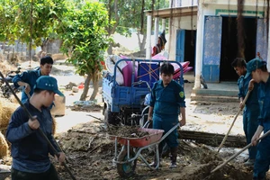 Người dân Tuy Phong gượng dậy sau đêm vỡ hồ kinh hoàng 