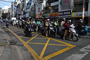 Đồng loạt triển khai vạch mắt võng, biển báo mới ở trung tâm Đà Lạt