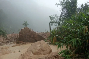  Nỗ lực dọn đất đá, tiếp cận giải cứu 2 tài xế mắc kẹt trên đèo Khánh Lê 