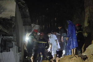  Lâm Đồng: Giải cứu thành công bé gái kẹt trong đống đất đá sạt lở 