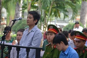 Giật dây chuyền lấy tiền trả nợ