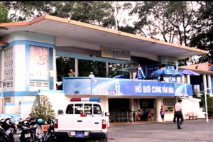 Nghị án kéo dài vụ bé trai tử vong trong hồ bơi